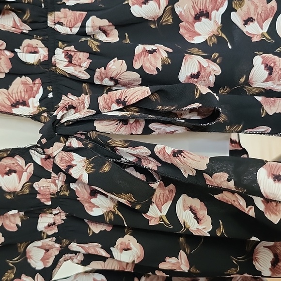 Forever 21 black/floral tie-front top - Picture 10 of 12